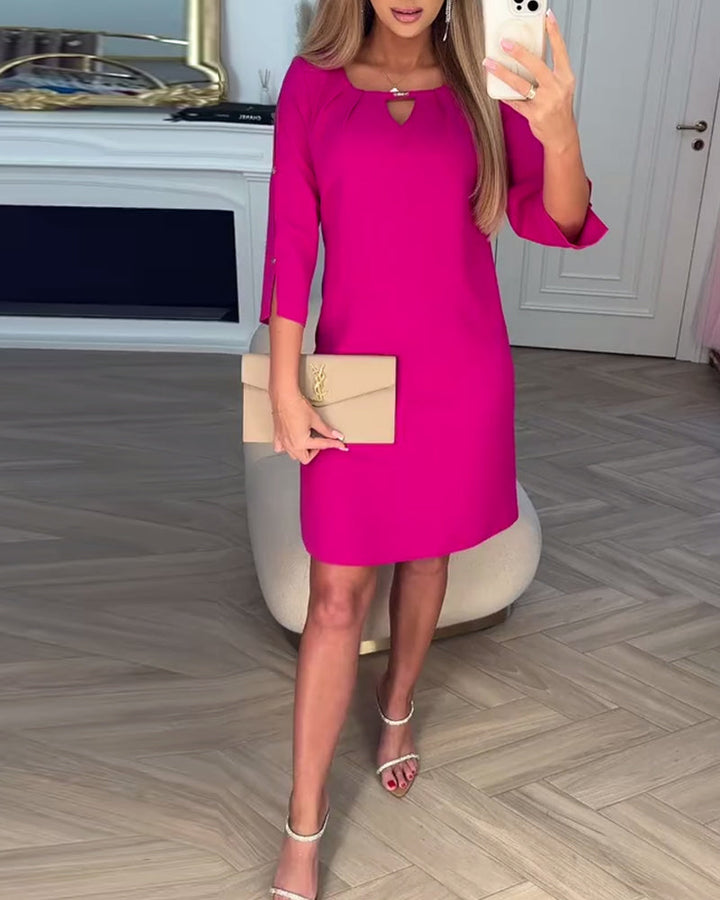 Elegancka, jednokolorowa, prosta sukienka z pustką