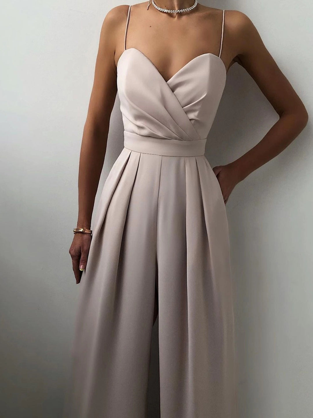 Modny damski kombinezon w jednolitym kolorze z szerokimi nogawkami i szeroką talią, bez rękawów i szelkami