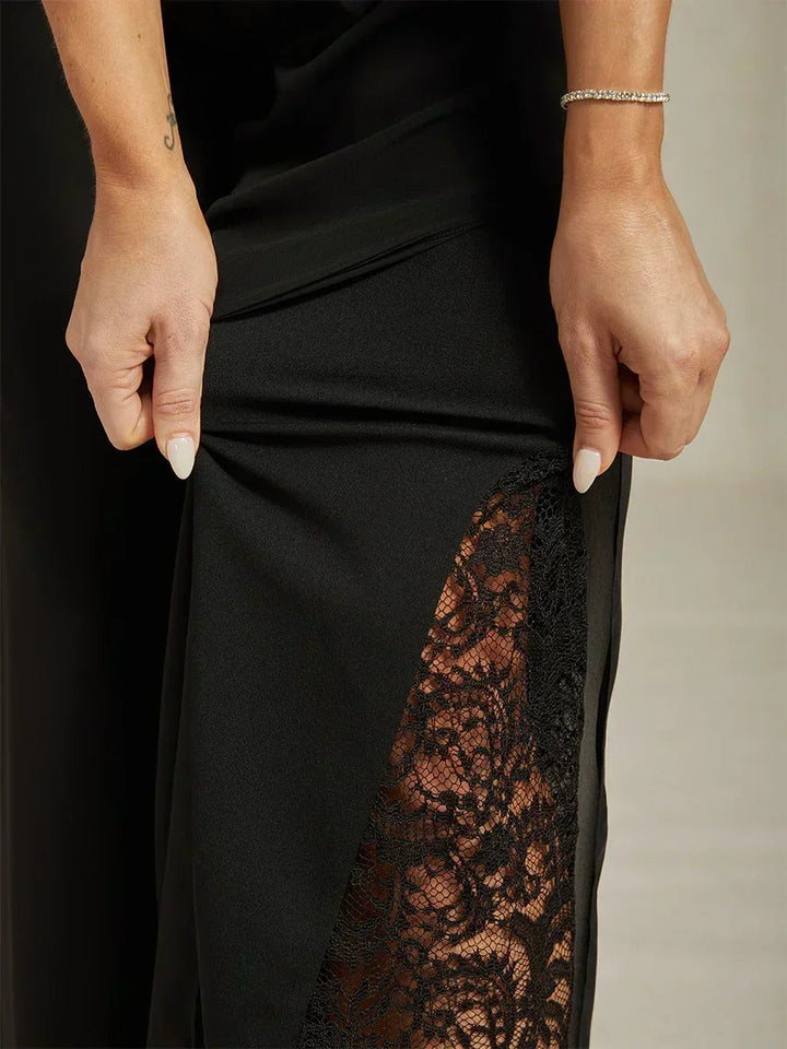 Spodnie z prostymi nogawkami i rozcięciem z szyfonu