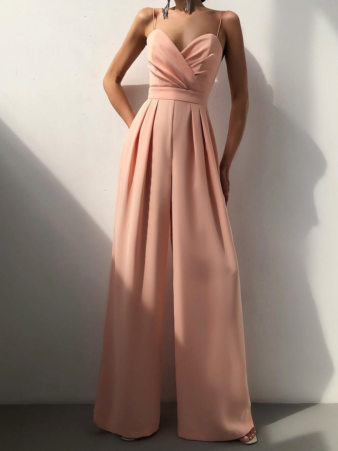 Modny damski kombinezon w jednolitym kolorze z szerokimi nogawkami i szeroką talią, bez rękawów i szelkami