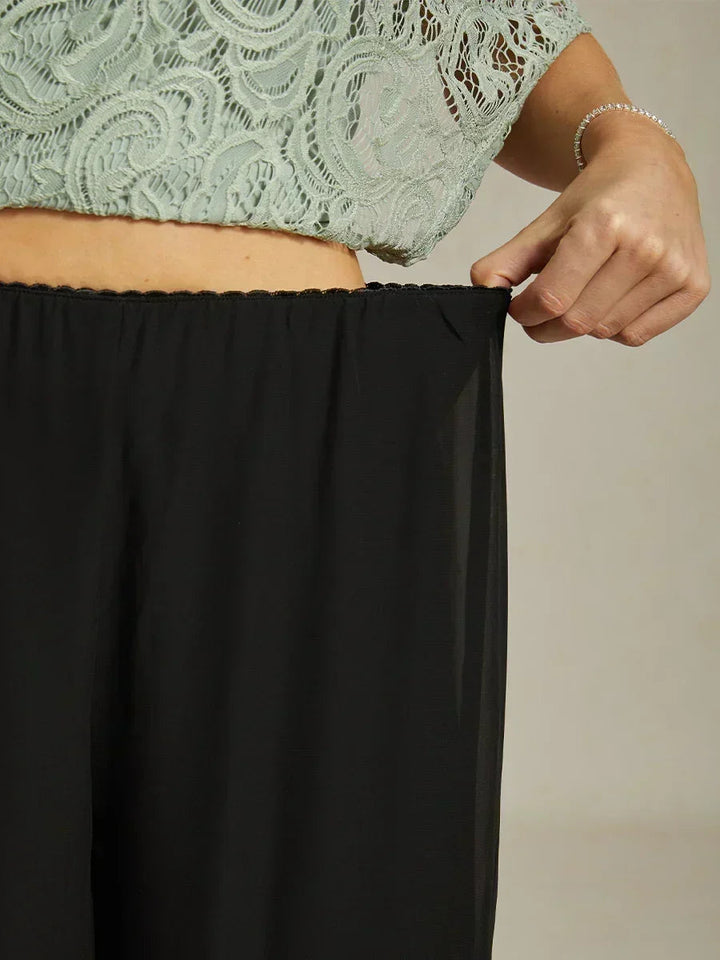 Spodnie z prostymi nogawkami i rozcięciem z szyfonu