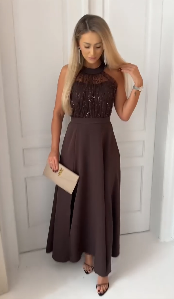 Suknia z dekoltem typu halter zaprojektowana specjalnie dla kobiet, które chcą olśnić tłum. 🌟